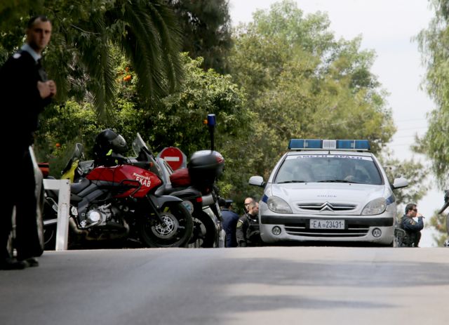 Δεκαπεντάχρονος σημάδεψε με πιστόλι αστυνομικούς | tanea.gr