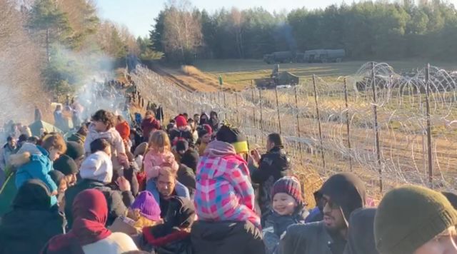Λευκορωσία – Πρόσφυγες έριξαν φράχτες και πέρασαν τα σύνορα με την Πολωνία