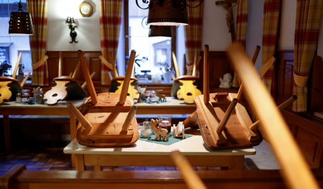 Κοροναϊός – Στα σπίτια κλείνει πάλι τον κόσμο η μία χώρα μετά την άλλη