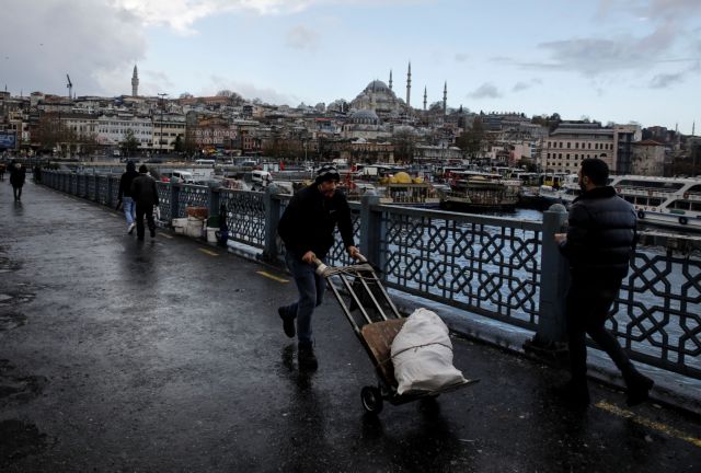 Τουρκία – Απελπισμένος ο κόσμος από την ελεύθερη πτώση της λίρας