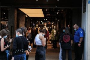 Νέα μέτρα – Πάνω από 90.000 έλεγχοι το Σάββατο – 11 συλλήψεις, 594 παραβάσεις και 23 «λουκέτα»