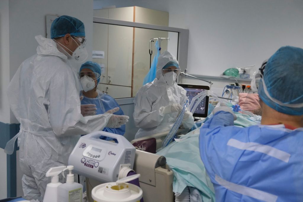 Κοροναϊός – Ασφυκτική η κατάσταση στα νοσοκομεία – «Κάθε 100.000 εμβολιασμένους προκύπτει ένας διασωληνωμένος»