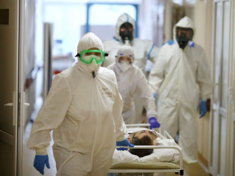 Αρνητές της πανδημίας πετούν τα φάρμακα στα σκουπίδια