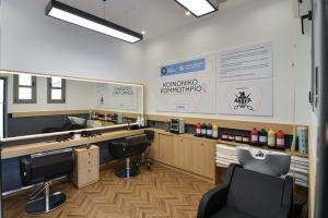 Εθελοντές κομμωτές προσφέρουν δωρεάν κούρεμα σε άστεγους κι ευάλωτους