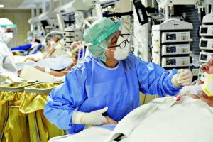 Τζανάκης – Ανεμβολίαστος ένας στους τρεις επόπτες Υγείας – Πότε αναμένεται η κορύφωση του 4ου κύματος