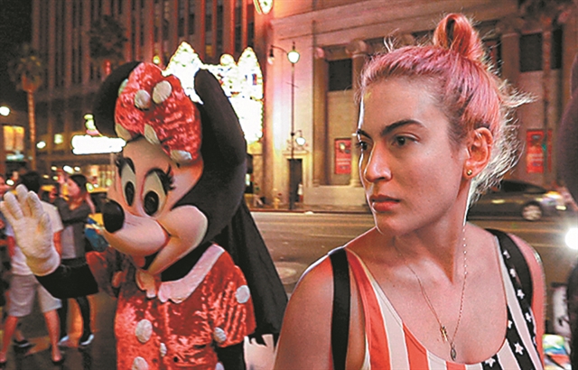 Νέοι, μόνοι, αναζητούν το όνειρο