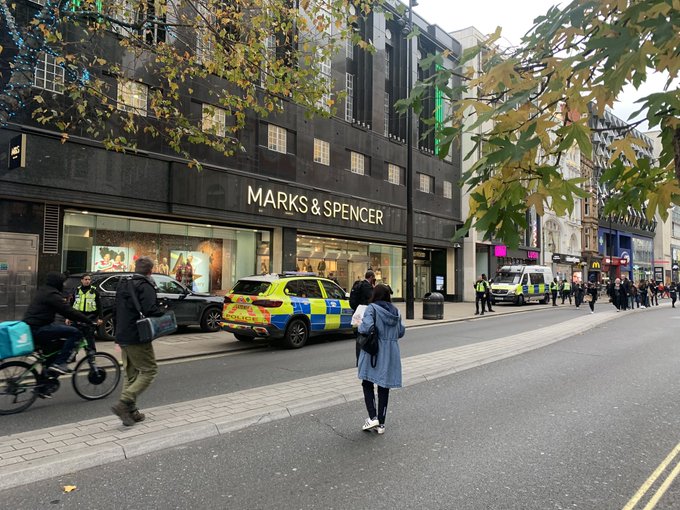 Λονδίνο – Αναφορές για άνδρα που κρατά μαχαίρι – Εκκενώθηκε κατάστημα