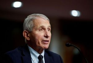 Φάουτσι για Όμικρον: Τα πρώτα στοιχεία δεν δείχνουν ασυνήθη συμπτώματα