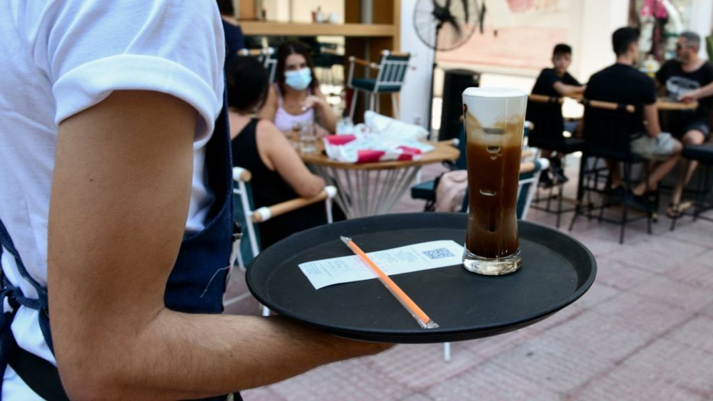 Νέα περιοριστικά μέτρα για τους ανεμβολίαστους στο τραπέζι