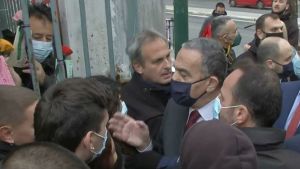 Ενταση στο Πολυτεχνείο – Εμπόδισαν Αθανασίου και Θεοχάρη να καταθέσουν στεφάνι στο μνημείο του ΕΜΠ