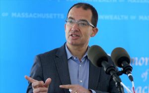 Παραλλαγή Ομικρον – «Βόμβα» από τον επικεφαλής της Moderna για την αποτελεσματικότητα των εμβολίων