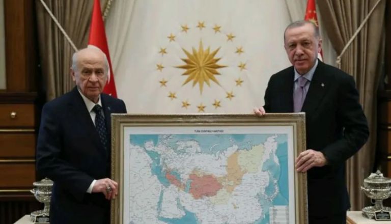 Νέα πρόκληση από Ερντογάν, Μπαχτσελί – Ποζάρουν με χάρτη του «τουρκικού κόσμου» που περιλαμβάνει Θράκη και Κύπρο | tanea.gr