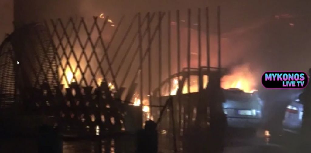 Μύκονος – Στις φλόγες εστιατόριο στον Ορνό – Σημειώθηκαν εκρήξεις από φιάλες υγραερίου