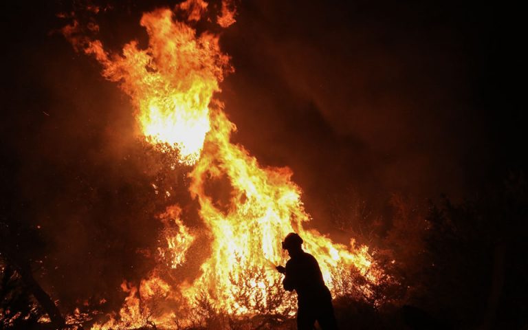Μεγάλη φωτιά στην Τήνο – Ορατές από τη Σύρο οι φλόγες