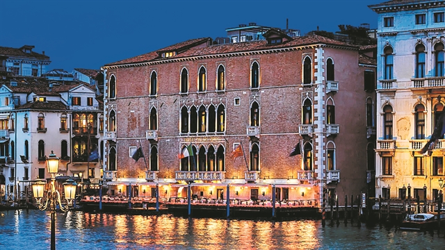 Στη Βενετία κολυμπώντας σε… στυλ πεταλούδα