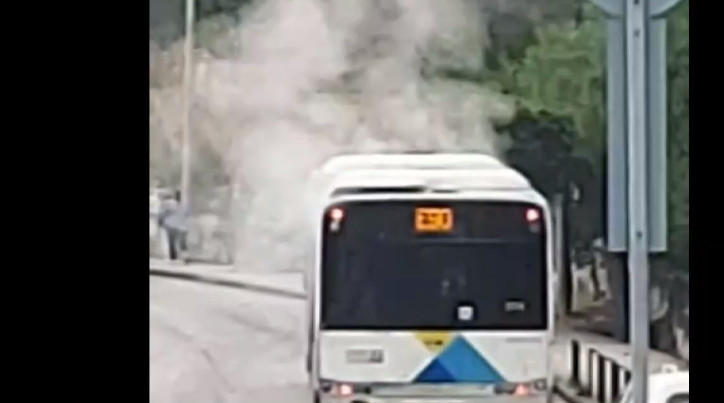 Φωτιά σε λεωφορείο στην Πανεπιστημιούπολη Ζωγράφου – Ηταν γεμάτο με φοιτητές