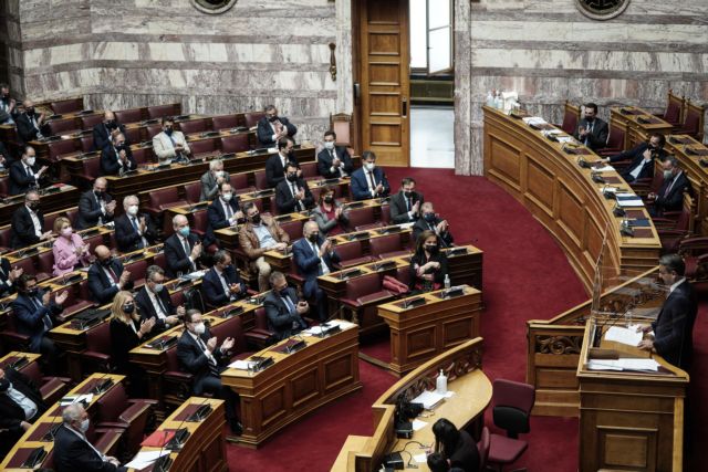 Η αντιπαράθεση Μητσοτάκη και Τσίπρα για τη μεσαία τάξη