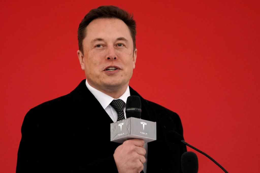 Ελον Μασκ – Πούλησε μετοχές της Tesla αξίας 7 δισ. δολ. σε μια εβδομάδα