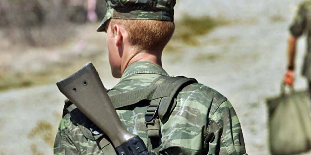 Μυστήριο με έλληνα στρατιωτικό που έκανε λαθρεμπόριο όπλων – 100 δέματα στις ΗΠΑ
