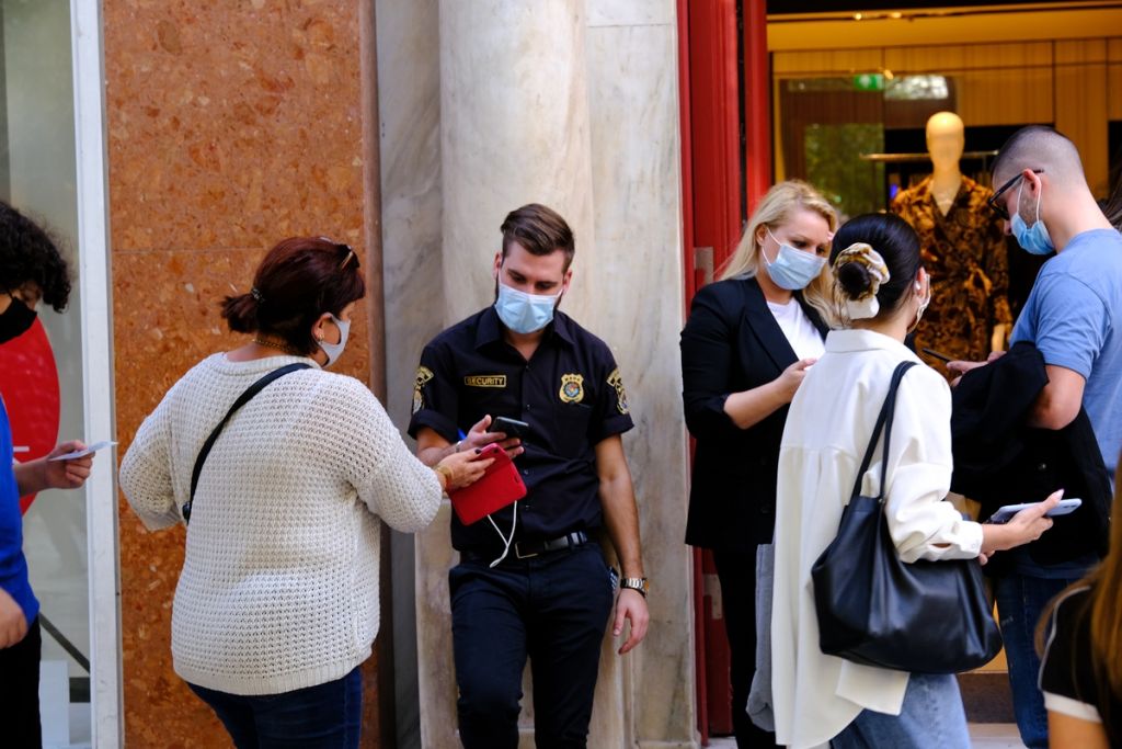 Νέα μέτρα για τους ανεμβολίαστους – Τι χρονικό όριο έχουν τα rapid και self test που προσκομίζουν