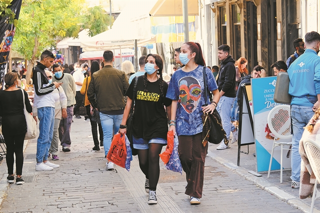 Με μάσκες και τέταρτη δόση απέναντι στην πανδημία