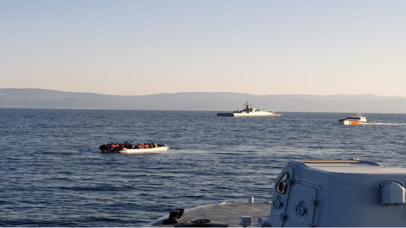Συναγερμός στο Αιγαίο – Η τουρκική ακτοφυλακή κατευθύνει λέμβο με πρόσφυγες στα ελληνικά χωρικά ύδατα