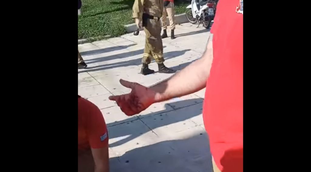 Πυροσβέστες – Σοκαριστικά βίντεο από τον τραυματισμό του διαδηλωτή