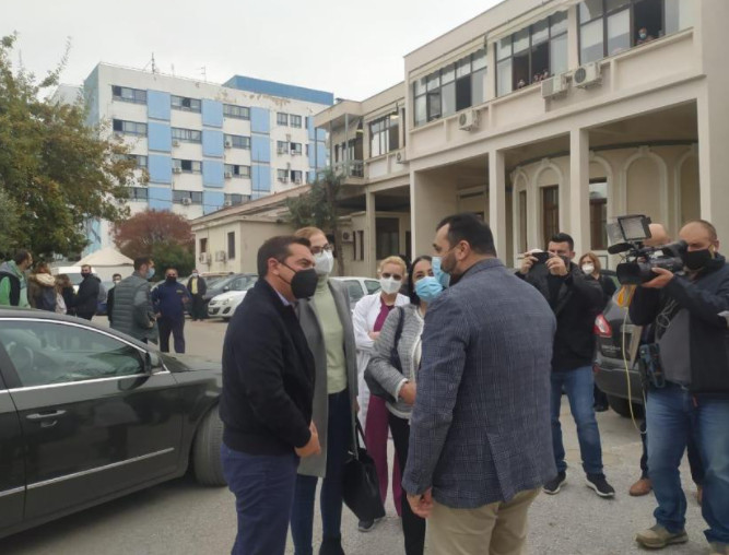 Τσίπρας στη Θεσσαλονίκη – Αιφνιδιαστική επίσκεψη στο Ιπποκράτειο – Τέσσερις διασωληνωμένοι εκτός ΜΕΘ