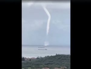 Ζάκυνθος – Θυελλώδεις άνεμοι «σάρωσαν» το νησί – Υδροστρόβιλος στον κόλπο των Αλυκών