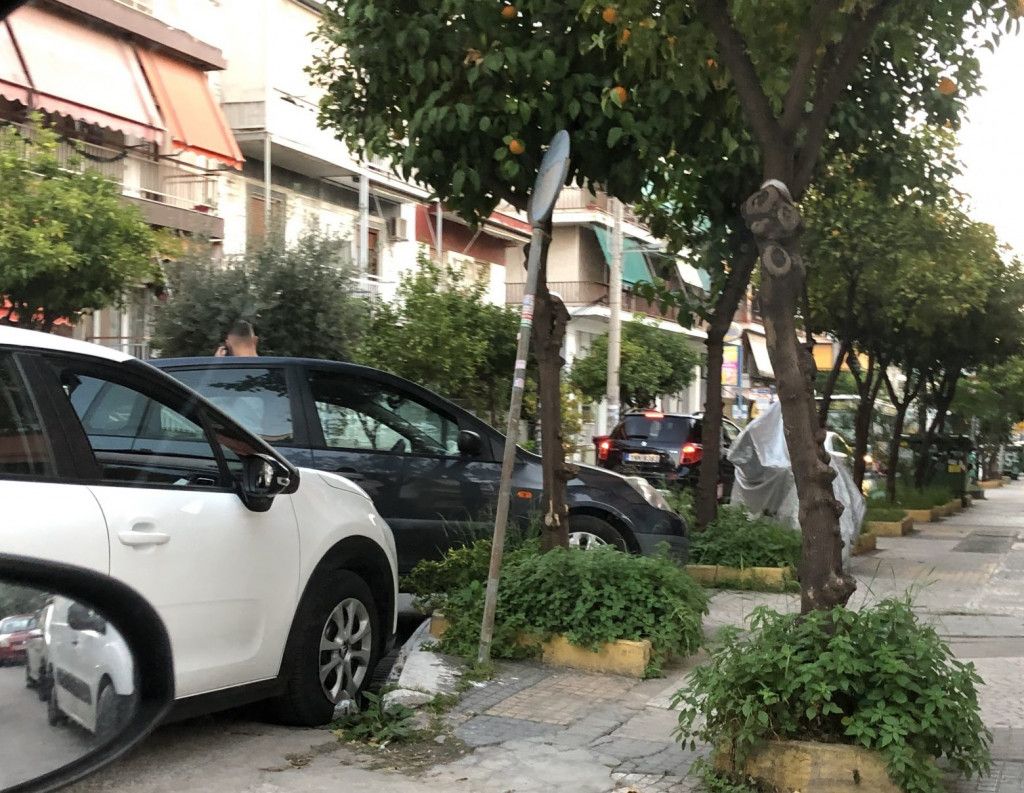 Νίκαια – Αυτοκίνητο κόντεψε να μπει σε πολυκατοικία