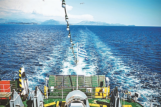 Υψωσε την ελληνική σημαία το Miaoulis 21