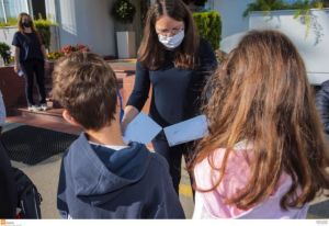 Κεραμέως – Καμία συζήτηση για κλείσιμο σχολείων – Περισσότερα κρούσματα εκεί που υπάρχουν λιγότεροι εμβολιασμοί