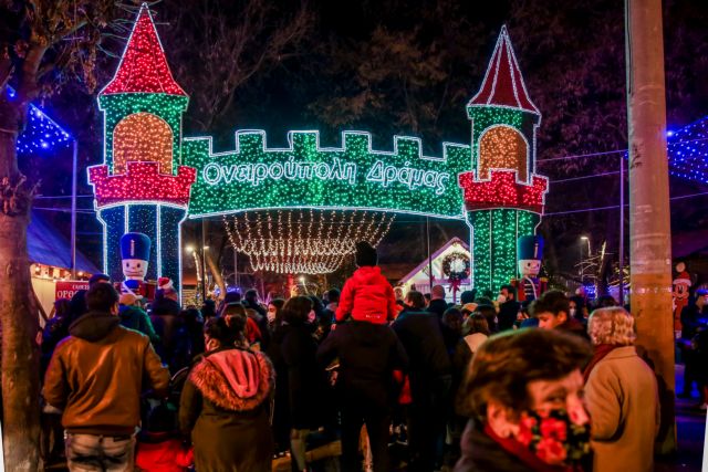 Η μαγεία των Χριστουγέννων ζωντανεύει σε δήμους της χώρας σε πείσμα του κοροναϊού