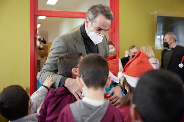 Κυριάκος Μητσοτάκης – Με την κόρη του άκουσε τα κάλαντα από τους μικρούς της Παιδόπολης «Αγιος Ανδρέας»