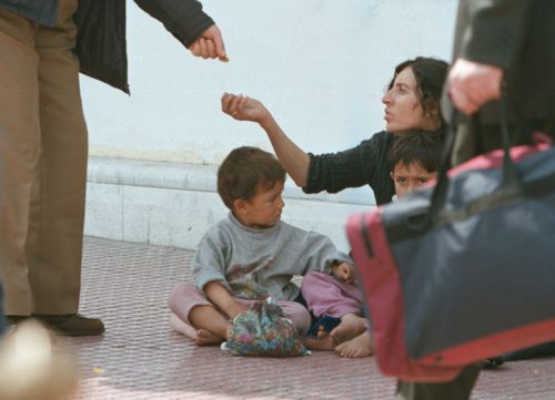Πάτρα – Είχαν μετατρέψει τα παιδιά τους σε ζητιάνους – Συλλήψεις τεσσάρων γυναικών