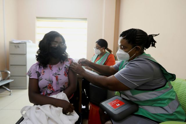 Περί το 1 εκατ. εμβόλια πετάχτηκαν στα σκουπίδια στη Νιγηρία επειδή… έληξαν ενώ προελαύνει η Ομικρον