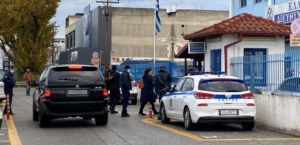 Πιερία – Αρνητές έβαλαν χειροπέδες σε διευθυντή Γυμνασίου και τον οδήγησαν στο Αστυνομικό Τμήμα