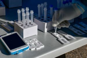 Κοροναϊός – Δικάζεται ο φαρμακοποιός που συνελήφθη επ’ αυτοφώρω για τα ψευδή rapid test