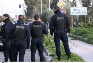 Αιγάλεω – Ενταση έξω από το ΕΠΑΛ – Μαθητές έκλεισαν τρία ρεύματα κυκλοφορίας στη Θηβών