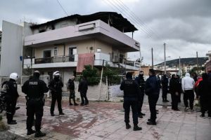 Καματερό – Τραγικές φιγούρες οι γονείς των δύο παιδιών που πέθαναν στη φωτιά