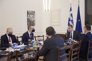 Μητσοτάκης – Σύσταση για self test πριν και μετά το ρεβεγιόν – Επέκταση τηλεργασίας και αλλαγές στο ωράριο στην εστίαση εάν χρειαστεί