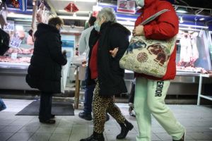 Εορταστικό ωράριο – Πώς θα λειτουργήσουν την Παρασκευή εμπορικά καταστήματα και σουπερμάρκετ