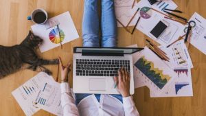 Νέα μέτρα – Τι αλλάζει από σήμερα σε δημόσιο και ιδιωτικό τομέα – Πώς θα εφαρμοστεί η τηλεργασία