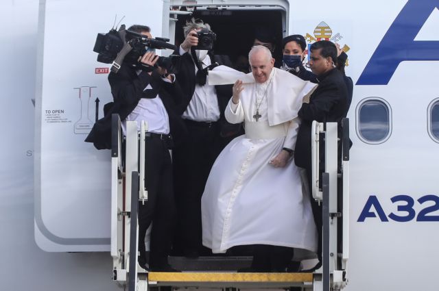 Πάπας Φραγκίσκος – Ατύχημα λίγο πριν την αναχώρησή του – Σκόνταψε στη σκάλα του αεροπλάνου | tanea.gr