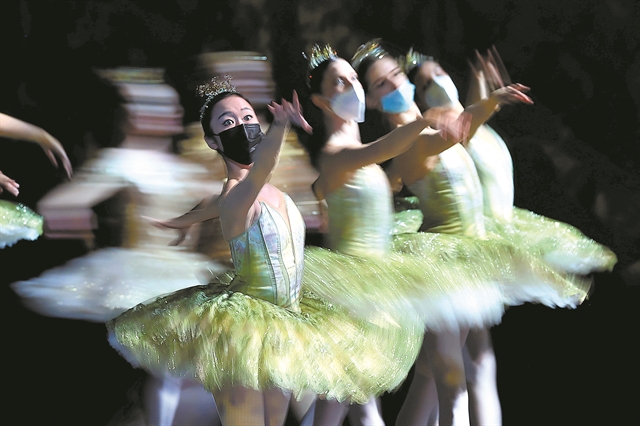 Επελαύνουν η Ομικρον και ο υποχρεωτικός εμβολιασμός