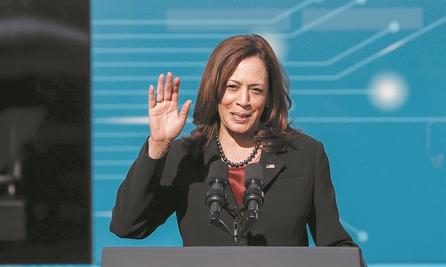 Γιατί εγκαταλείπουν οι συνεργάτες της την αντιπρόεδρο Κάμαλα Χάρις;