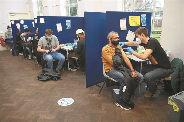 BioΝTech: Μεταδίδουν την COVID και οι τριπλοεμβολιασμένοι