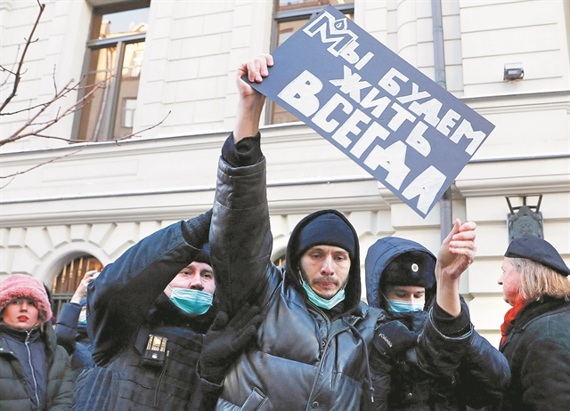 Φιμώνουν τη φωνή των ανθρωπίνων δικαιωμάτων