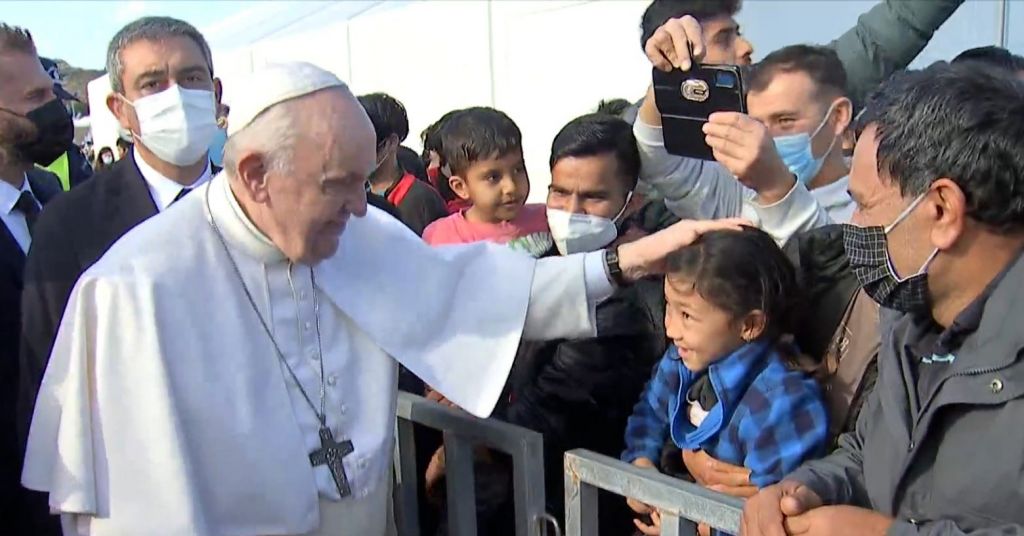 Πάπας Φραγκίσκος – «Σε αγαπάμε»  φώναζαν πρόσφυγες και μετανάστες όταν έφτασε στο ΚΥΤ στη Μυτιλήνη
