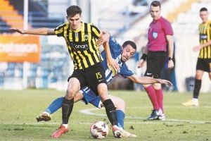 Η ΑΕΚ «καίει» μόνη της τον Λάτσι